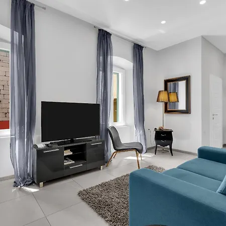 Center Dvor Kalalarga ماكارسكا