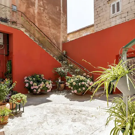 Center Dvor Kalalarga * Makarska