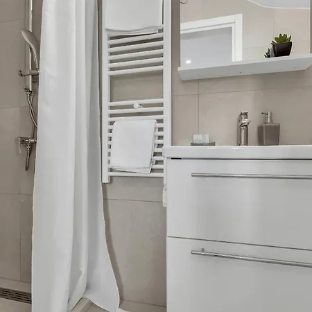 Center Dvor Kalalarga * 마카르스카