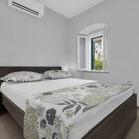 Center Dvor Kalalarga * Makarska