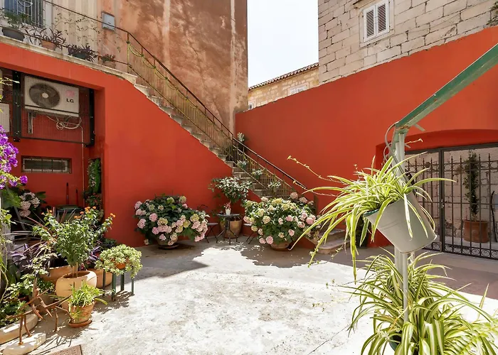 Center Dvor Kalalarga * Makarska