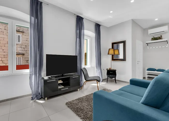 Center Dvor Kalalarga Makarska