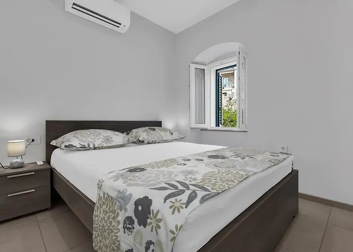 Center Dvor Kalalarga * Makarska