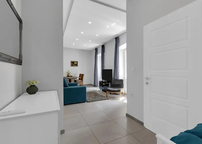 Center Dvor Kalalarga * Makarska